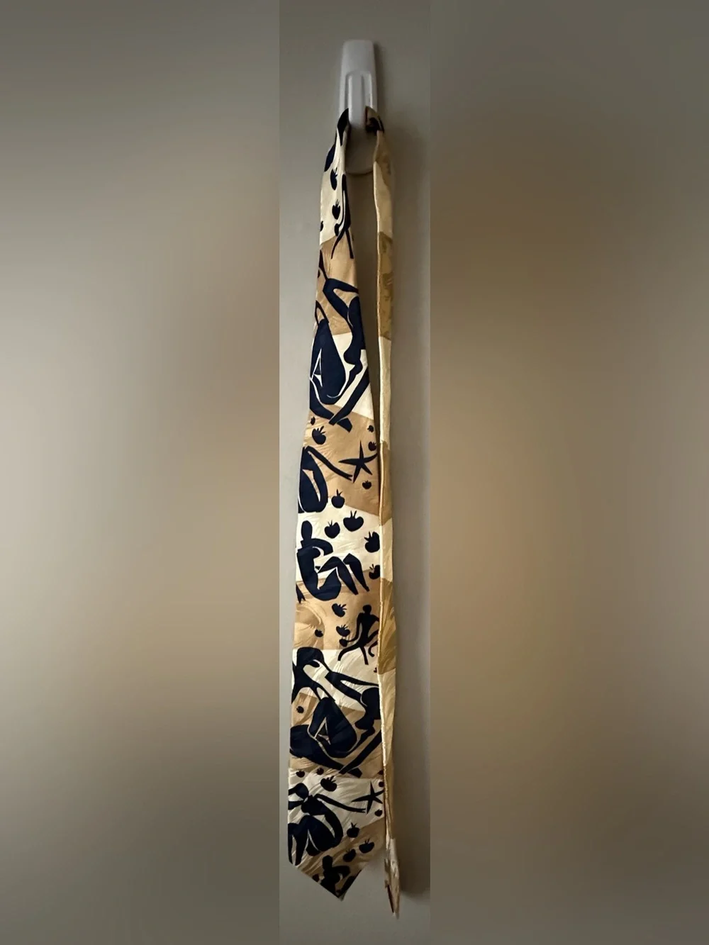 Ralph Marlin 100% silk necktie blue nudes stripe